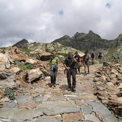 Escursionisti sulla strada militare di arrocamento Vallescura-Fremamorta (A. Rivellli/PNAM)