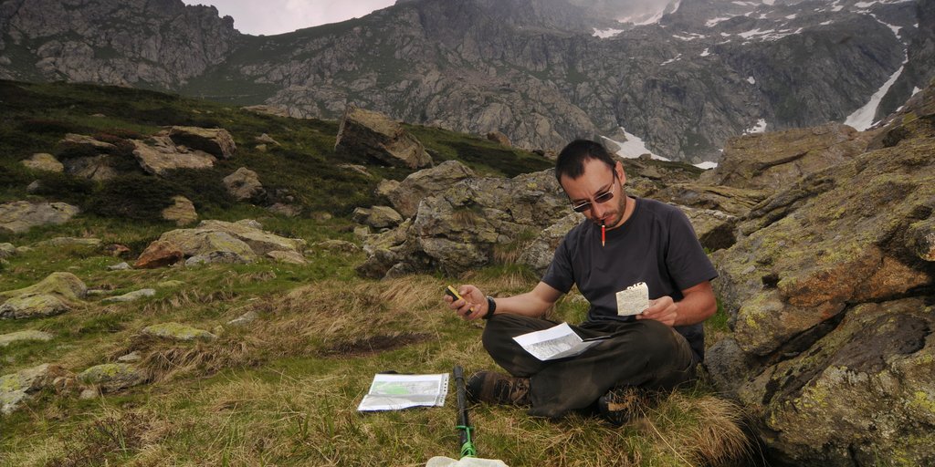 Raccolta ed elaborazione dei dati. Nella foto il malacologo Stefano Birindelli nel Parco Alpi Marittime (F. Tomasinelli)
