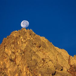 Il sorgere della luna sulla cima del Diavolonella valle delle Meraviglie (G.Rossi/PNM)