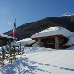 La sede operativa del Parco delle Marittime a Entracque "sommersa" dalle nevicate dell'inverno 2008/09 (A. Rivelli/PNAM)