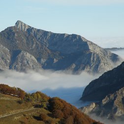 Nuvole in fondo valle e cieli tersi in quota, condizioni frequenti in autunno nelle Marittime (A. Rivelli/PNAM)