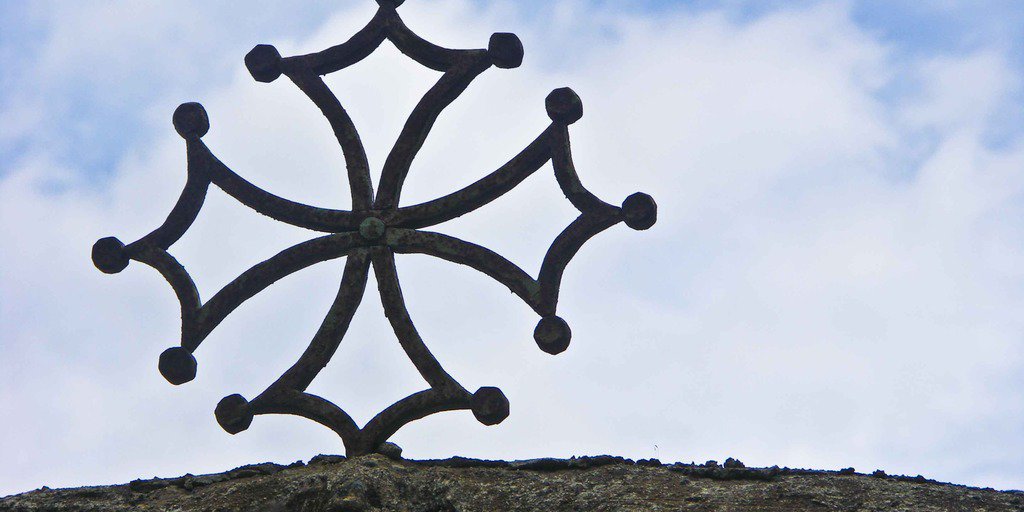 La croce occitana si staglia contro il cielo (© Nanni Villani PNAM)