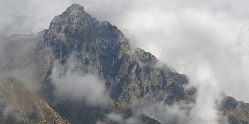 La vetta del Monte Matto ammantata di nubi (© Augusto Rivelli PNAM)