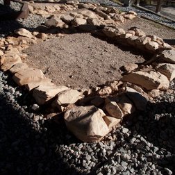 Recinzione in pietra sul sito della necropoli di Valdieri (© Nanni Villani PNAM)