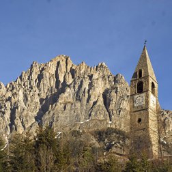 Il Monte Bersaio e il campanile di San Bartolomeo a Sambuco (PNAM)
