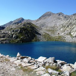 Il Lago di Fremamorta e il Colle omonimo sullo sfondo (G. Bernardi)